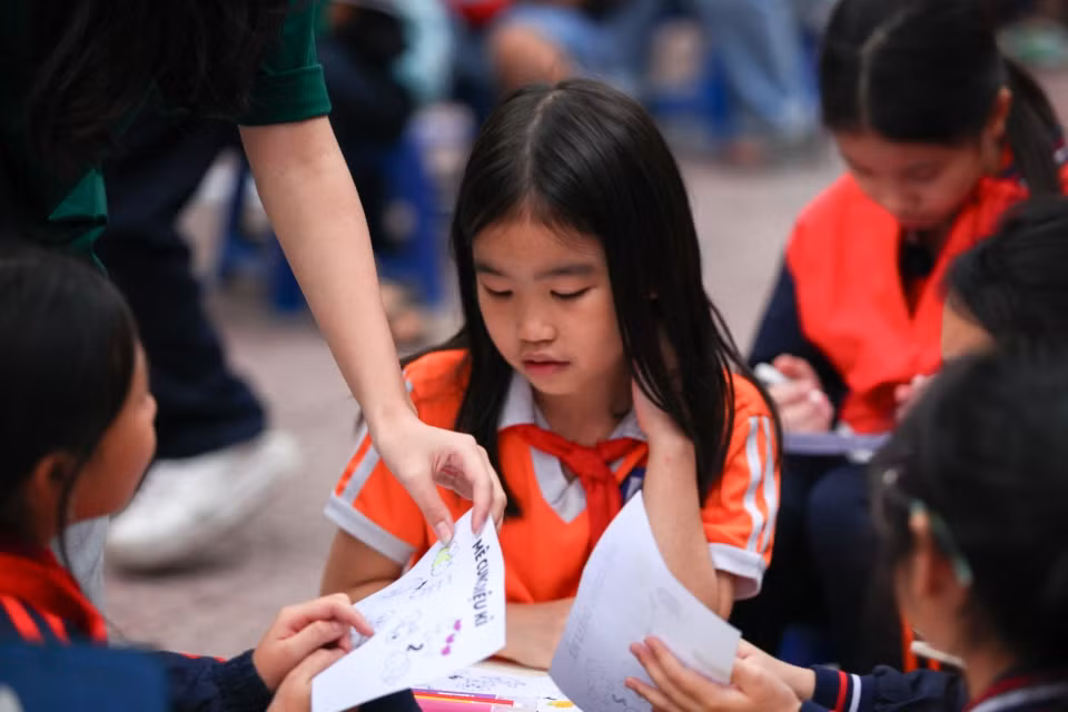 Thành viên BTC và các bạn nhỏ cùng nhau tham gia trải nghiệm.