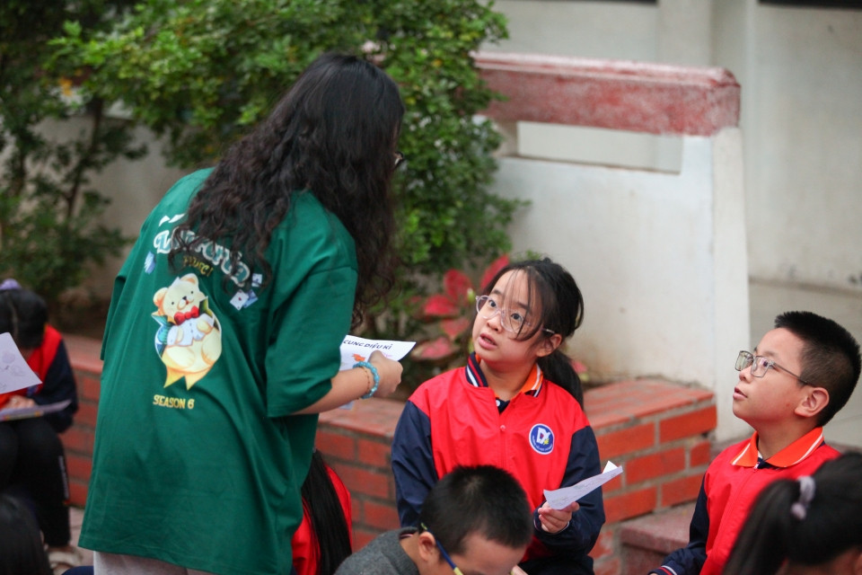 Thành viên BTC và các bạn nhỏ cùng nhau tham gia trải nghiệm. Thành viên BTC và các bạn nhỏ cùng nhau tham gia trải nghiệm.