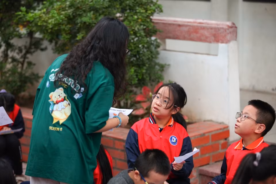 Thành viên BTC và các bạn nhỏ cùng nhau tham gia trải nghiệm.