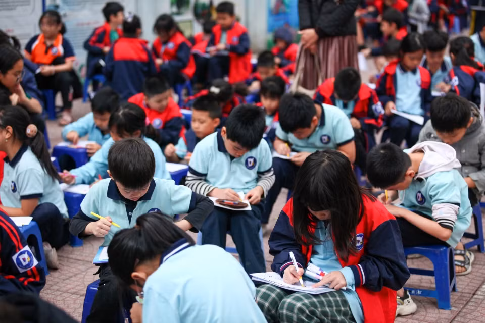 Thành viên BTC và các bạn nhỏ cùng nhau tham gia trải nghiệm.