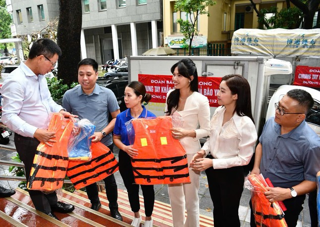 Nhà báo Phùng Công Sưởng căn dặn, động viên đoàn cán bộ của báo trước giờ xuất phát vận chuyển nhu yếu phẩm do các tổ chức, cá nhân quyên góp tới bà con vùng bị lũ lụt. Nhà báo Phùng Công Sưởng căn dặn, động viên đoàn cán bộ của báo trước giờ xuất phát vận chuyển nhu yếu phẩm do các tổ chức, cá nhân quyên góp tới bà con vùng bị lũ lụt.