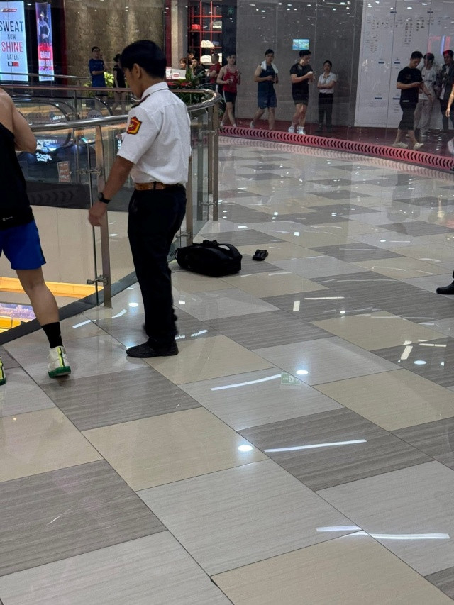 Ba lô và đôi dép được tìm thấy ở hiện trường. (Ảnh: Facebook Trường Giang)