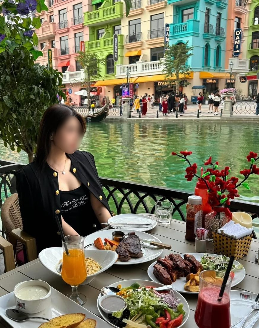 Trong mắt bạn bè THPT của cô gái 25 tuổi người Hải Phòng này thì Tr. là một người tài giỏi, biết tiếng Anh, tiếng Hàn, tiếng Trung, thi đỗ một trường ĐH đào tạo ngôn ngữ tốp đầu Hà Nội. Trong mắt bạn bè THPT của cô gái 25 tuổi người Hải Phòng này thì Tr. là một người tài giỏi, biết tiếng Anh, tiếng Hàn, tiếng Trung, thi đỗ một trường ĐH đào tạo ngôn ngữ tốp đầu Hà Nội.