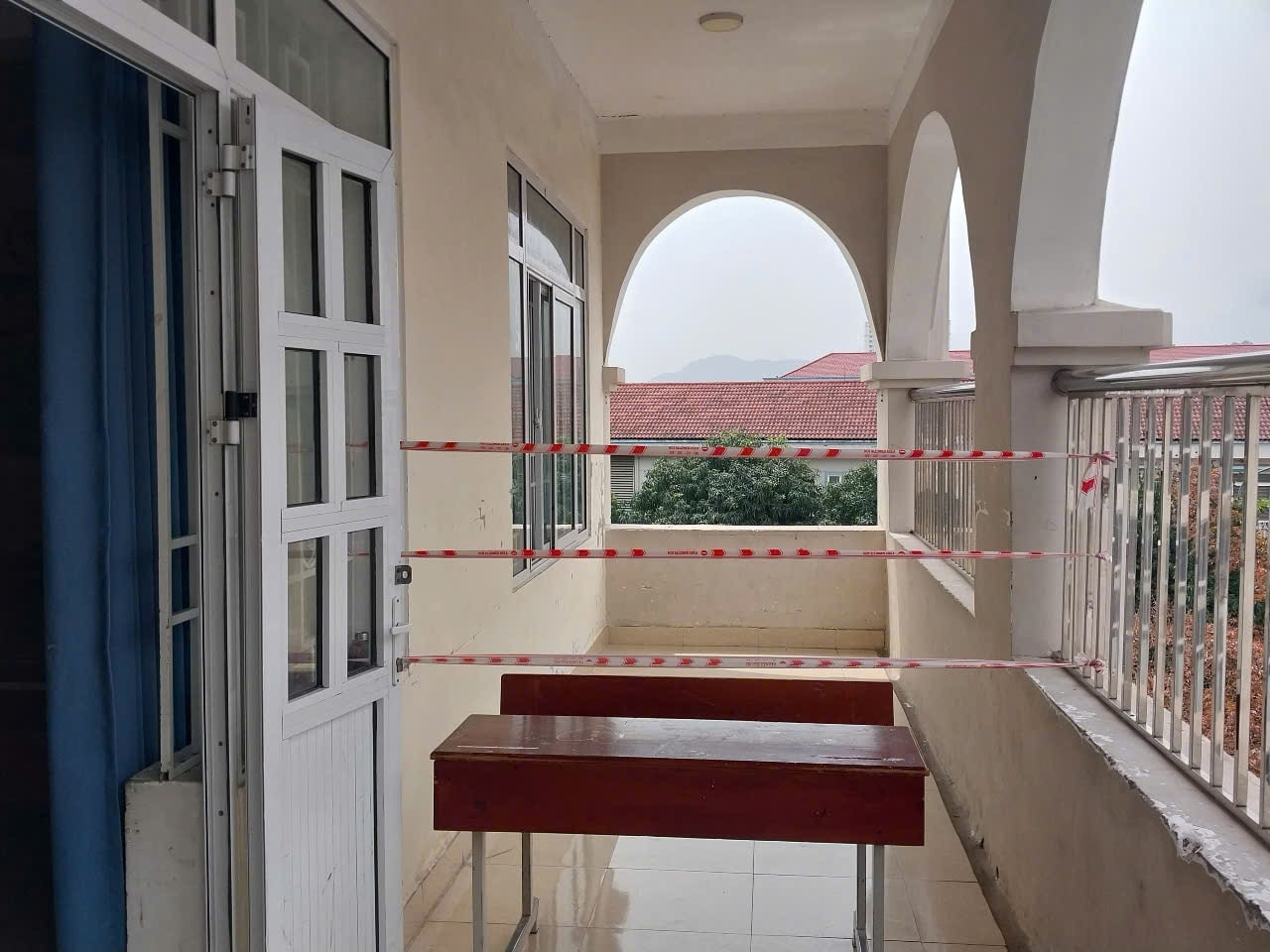 Vị trí đoạn lan can bị rơi đã được cơ quan chức năng phong toả để làm rõ nguyên nhân. (Ảnh: NP)