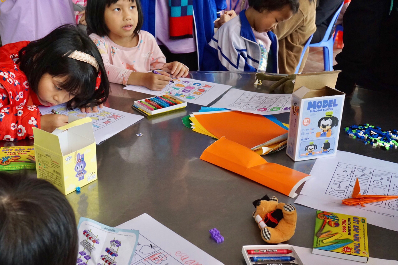 Các em nhỏ tại mái ấm tham gia hoạt động tô màu tranh vẽ cùng các thành viên CLB.