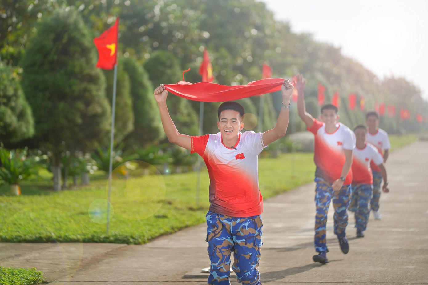 Được sự đồng ý và hỗ trợ nhiệt tình của Quân chủng Hải quân, Ban tổ chức Tiền Phong Marathon đã gửi tới các chiến sĩ và đồng bào Trường Sa 200 áo vận động động viên và 200 lá cờ Tổ quốc cùng một số dụng cụ thể thao khác. Được sự đồng ý và hỗ trợ nhiệt tình của Quân chủng Hải quân, Ban tổ chức Tiền Phong Marathon đã gửi tới các chiến sĩ và đồng bào Trường Sa 200 áo vận động động viên và 200 lá cờ Tổ quốc cùng một số dụng cụ thể thao khác.