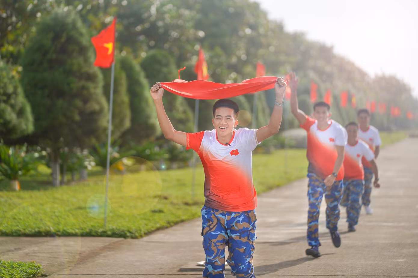 Được sự đồng ý và hỗ trợ nhiệt tình của Quân chủng Hải quân, Ban tổ chức Tiền Phong Marathon đã gửi tới các chiến sĩ và đồng bào Trường Sa 200 áo vận động động viên và 200 lá cờ Tổ quốc cùng một số dụng cụ thể thao khác.