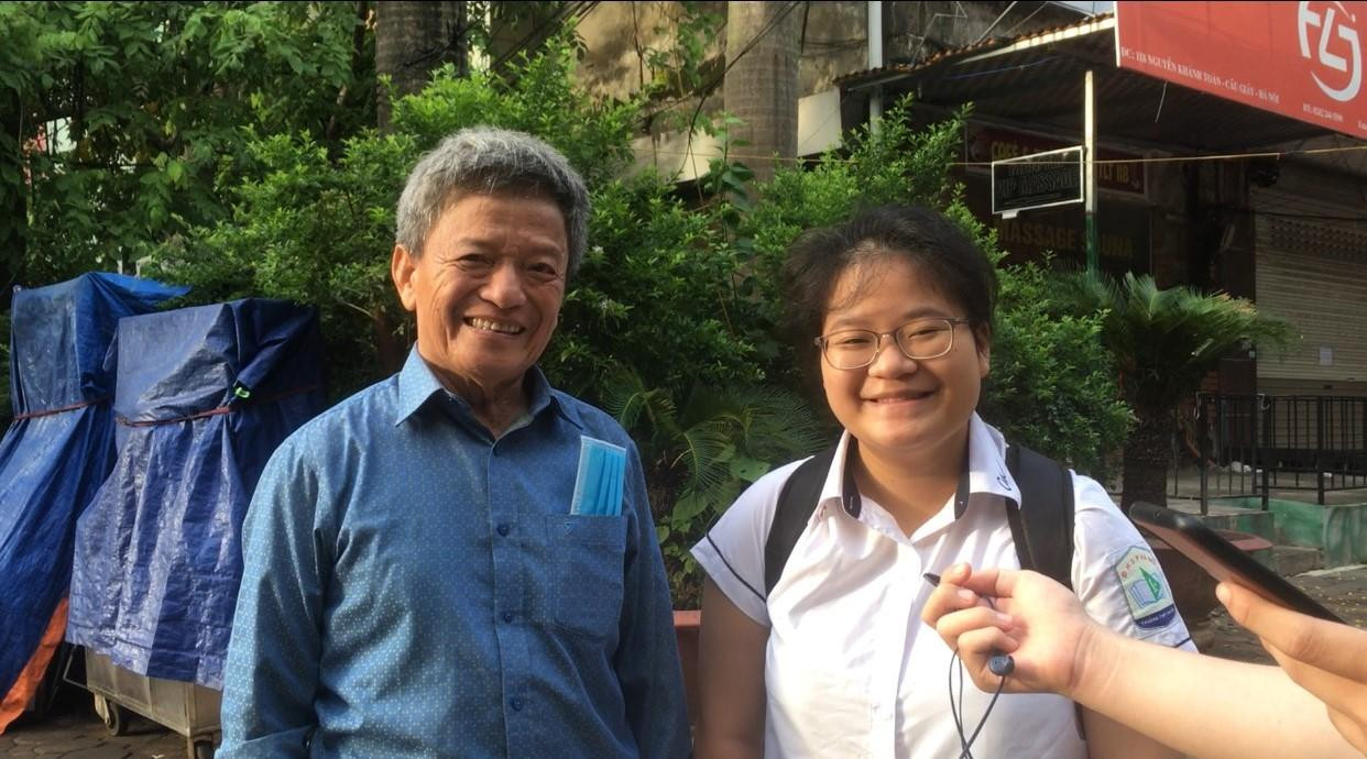 Sự tự tin hiện rõ trên khuôn mặt của hai cha con trước kỳ thi tốt nghiệp THPT 2022.