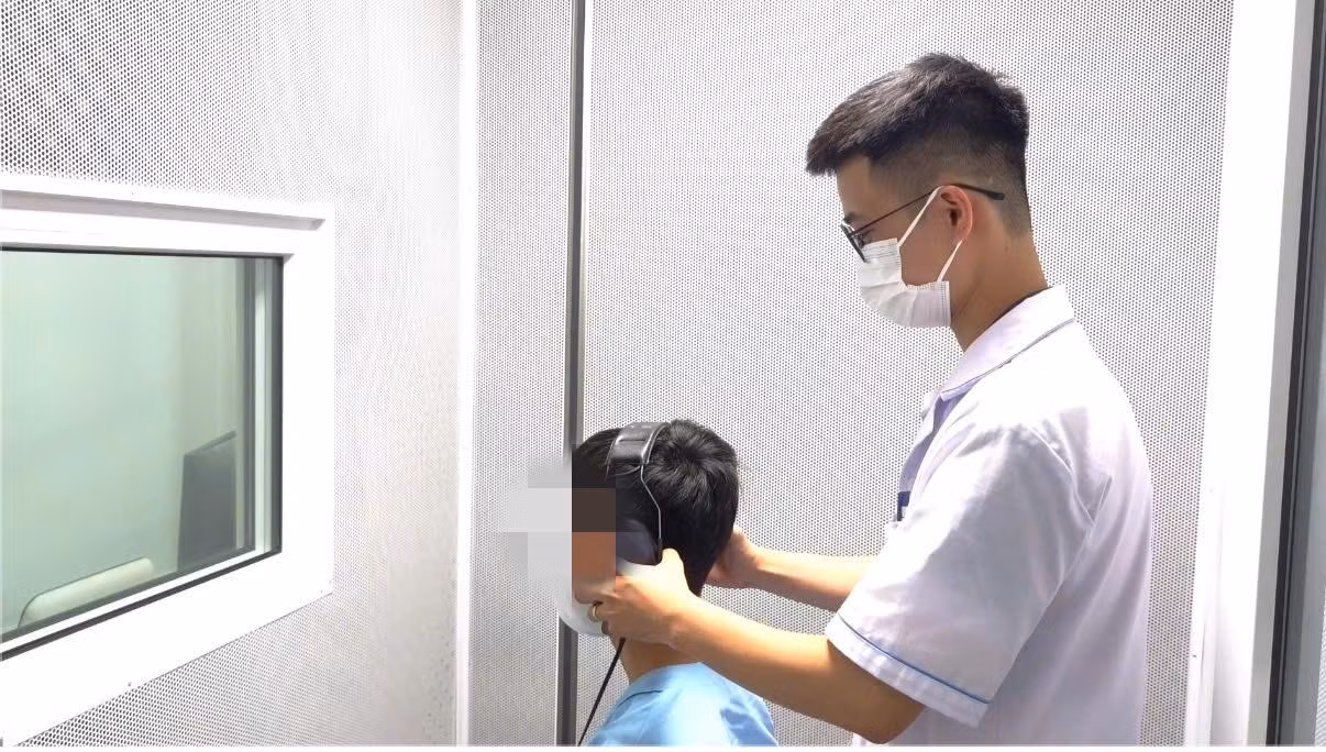 Bác sĩ thăm khám cho bệnh nhân suýt mất thính lực vì tắm đêm. (Ảnh: Thanh Đặng)
