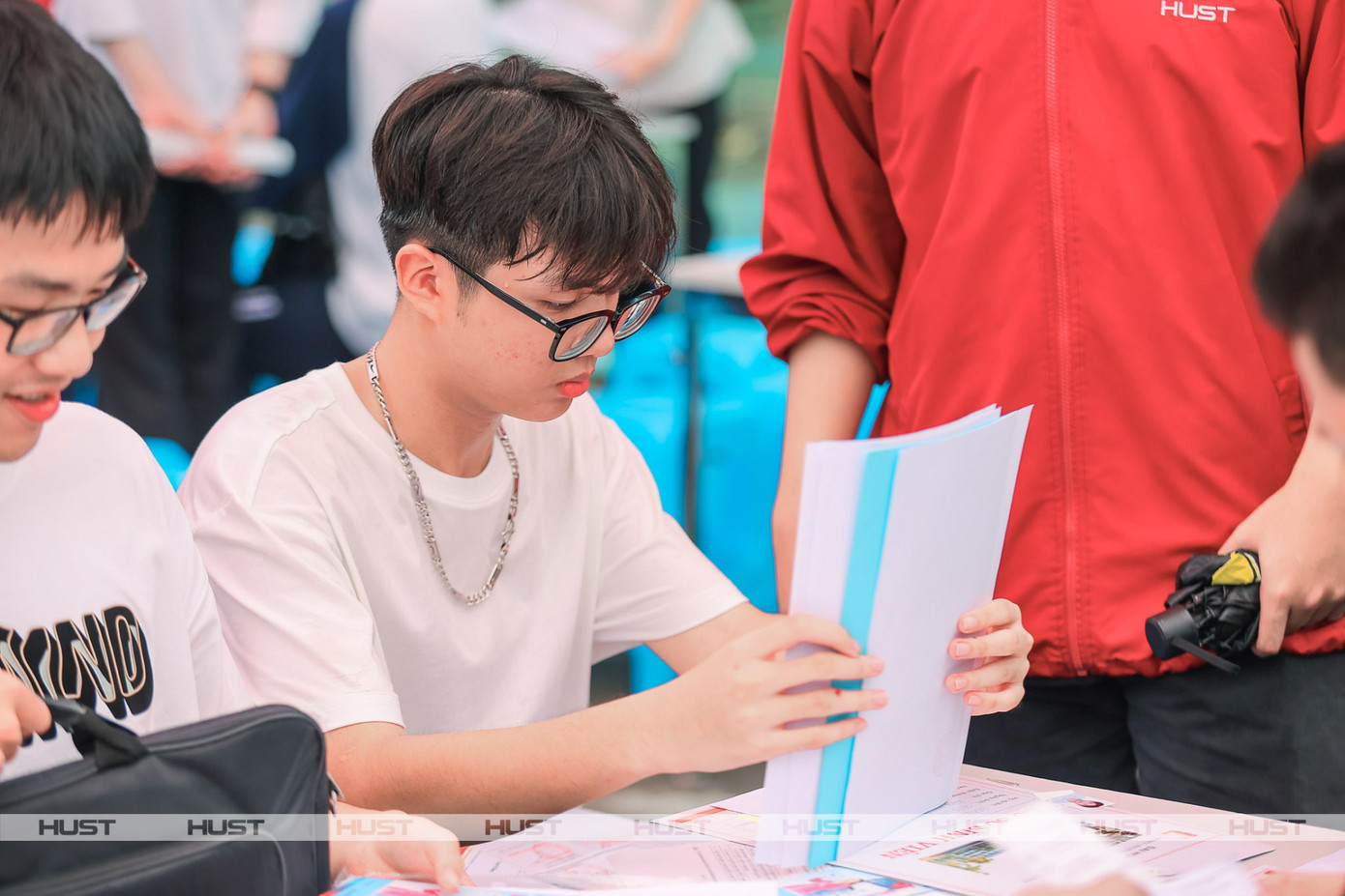 Sinh viên ĐH Bách khoa Hà Nội. Sinh viên ĐH Bách khoa Hà Nội.