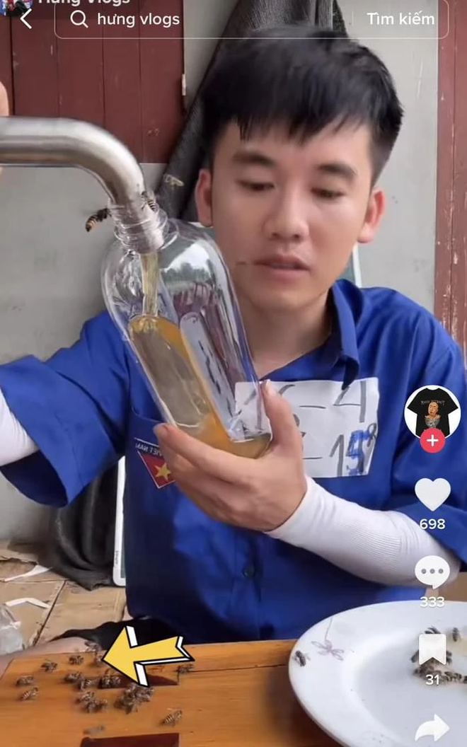 Hưng Vlog trong một livestream bán mật ong hoa vải trước đó. (Ảnh cắt từ clip)