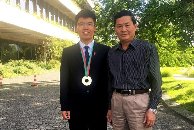 Thầy Chu Anh Tuấn cùng học trò. Thầy Chu Anh Tuấn cùng học trò.