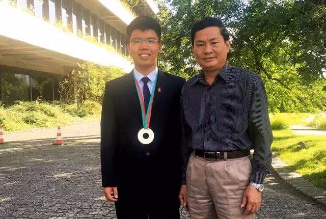 Thầy Chu Anh Tuấn cùng học trò.