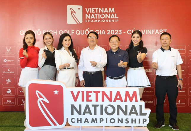 Ban tổ chức Giải Vô địch Golf Quốc gia năm 2023 - Cup VinFast cùng các khách mời chụp hình lưu niệm trước giờ họp báo.