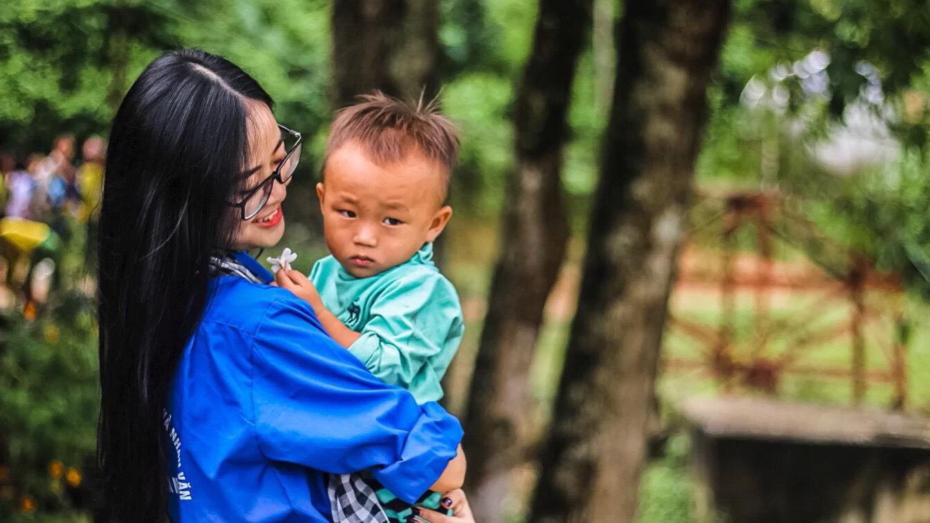 Nụ cười rạng rỡ của Dương Liễu trong màu áo xanh tình nguyện. Nụ cười rạng rỡ của Dương Liễu trong màu áo xanh tình nguyện.