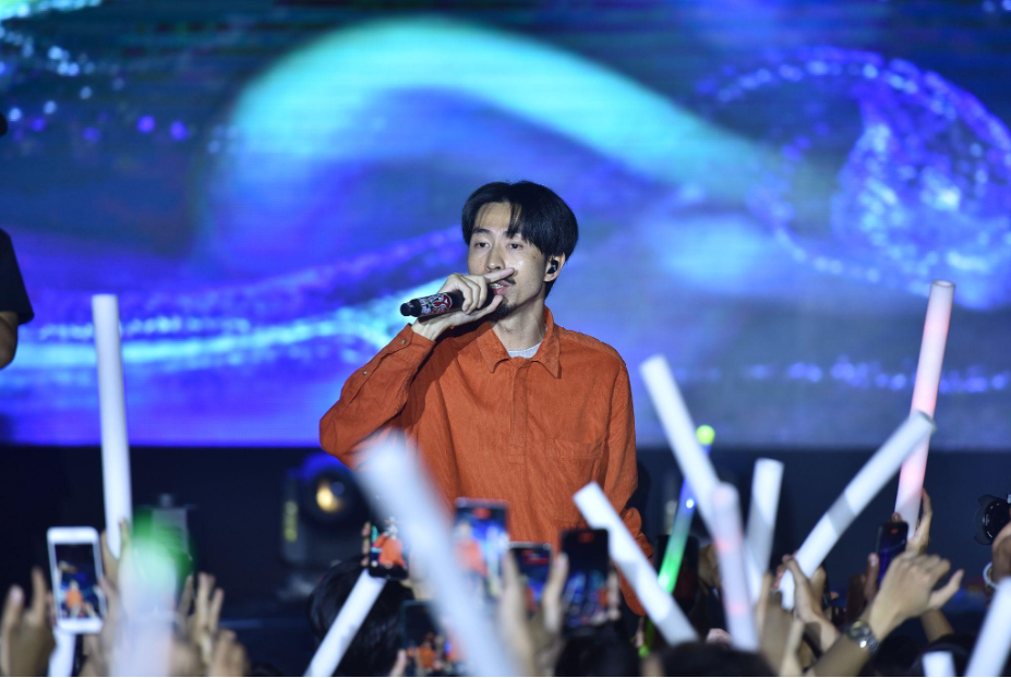 Rapper Đen Vâu diện một cây đồ cam đậm đúng màu đồng phục trường, hào hứng “chắc tôi phải xin vào học trường này thôi”. Rapper Đen Vâu diện một cây đồ cam đậm đúng màu đồng phục trường, hào hứng “chắc tôi phải xin vào học trường này thôi”.