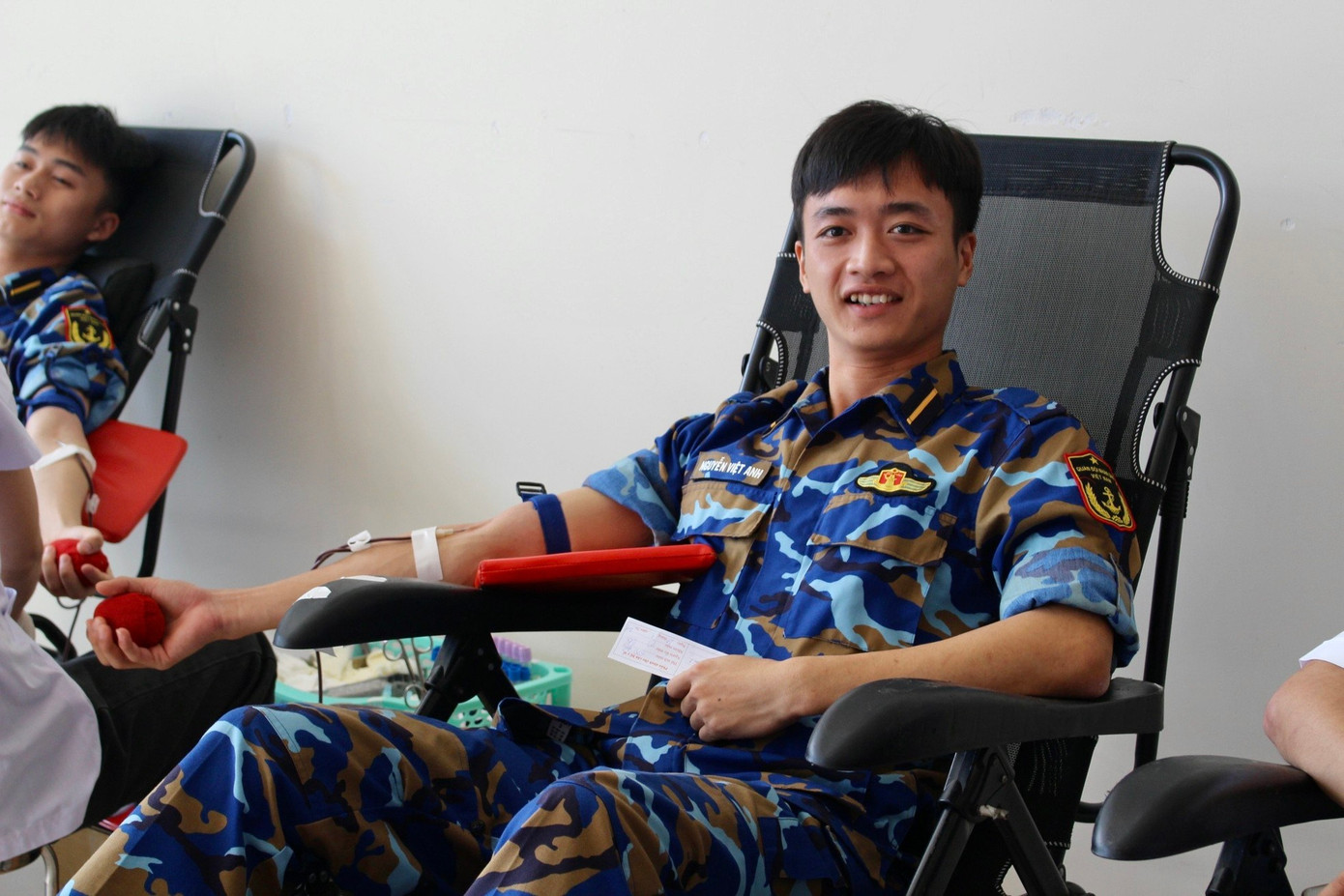 Sôi nổi không khí Chủ Nhật Đỏ với những nụ cười rạng rỡ của người trẻ đi hiến máu ảnh 4 Sôi nổi không khí Chủ Nhật Đỏ với những nụ cười rạng rỡ của người trẻ đi hiến máu ảnh 4