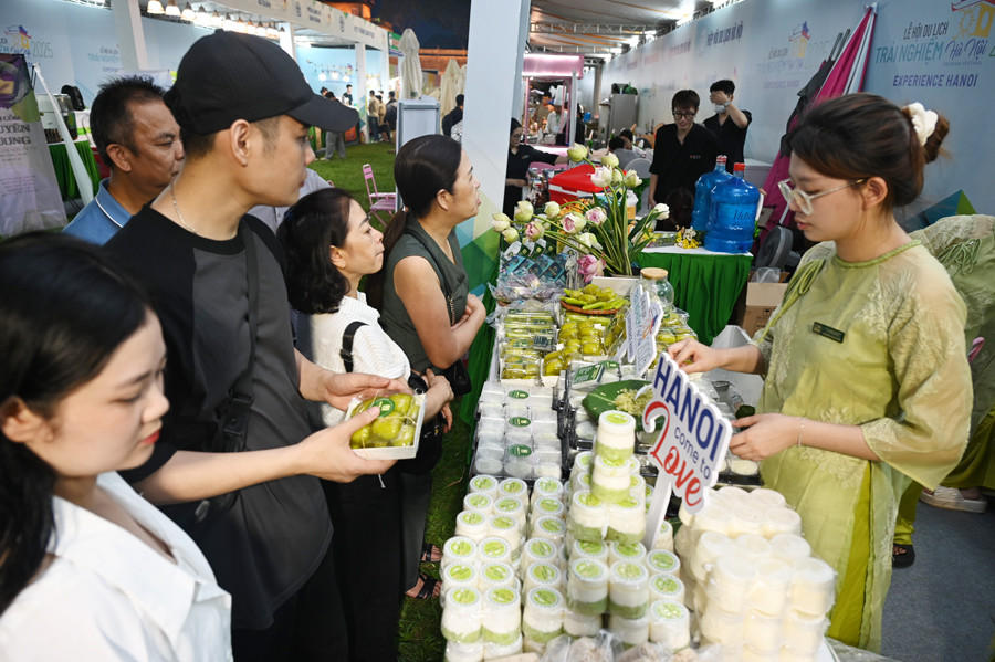 Ngoài ra, các gian hàng còn bán đủ loại đặc sản địa phương cho du khách thỏa sức mua sắm.