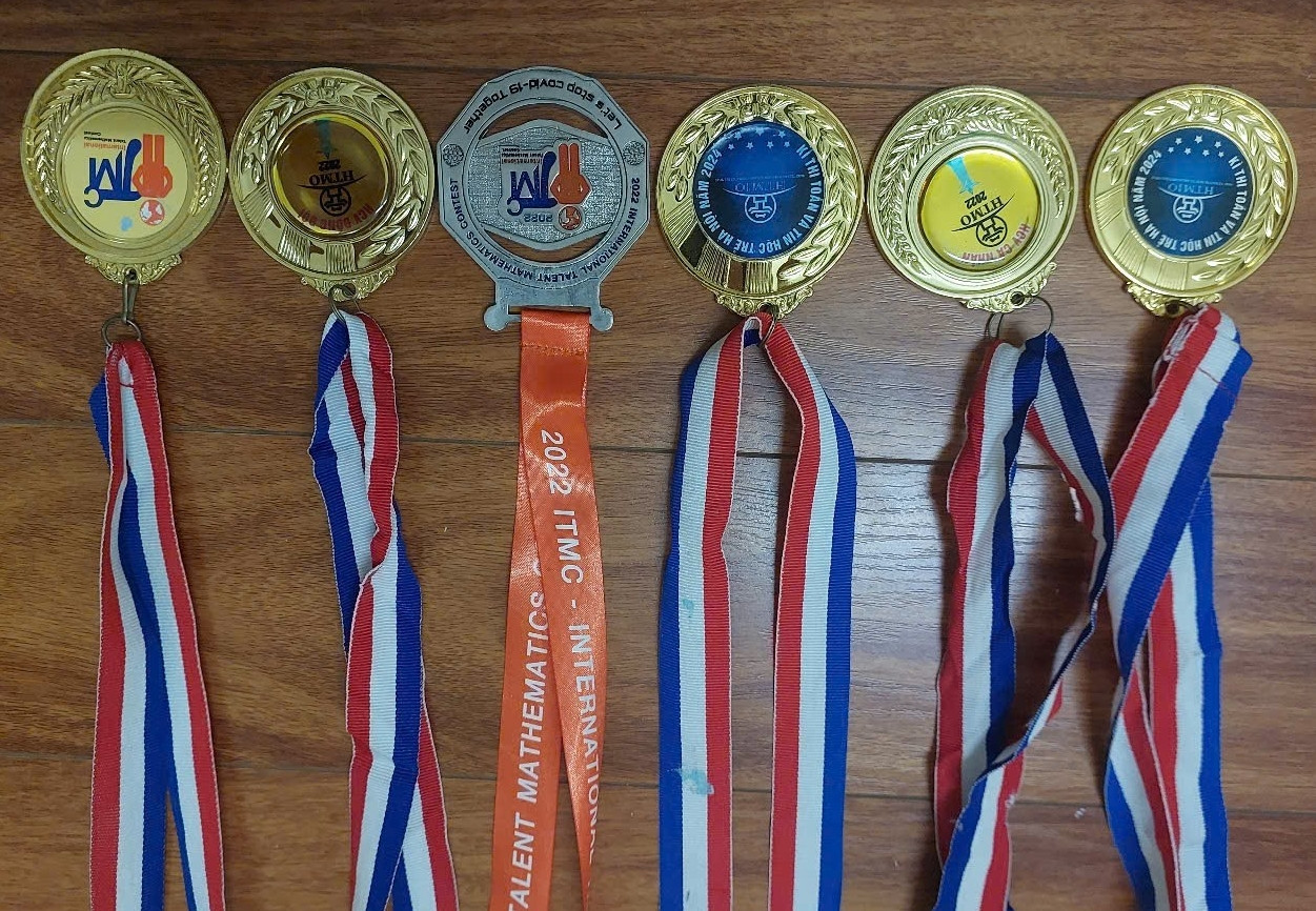 Bảng vàng thành tích và huy chương mà Quang Anh đã gặt hái được trong những cuộc thi về lĩnh vực Khoa học tự nhiên. Bảng vàng thành tích và huy chương mà Quang Anh đã gặt hái được trong những cuộc thi về lĩnh vực Khoa học tự nhiên.