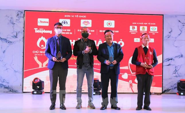 Nhà báo Trần Quang Long - Trưởng đại diện báo Tiền Phong tại Nghệ An, Hà Tĩnh trao Kỷ niệm chương cho các đơn vị phối hợp tổ chức. Nhà báo Trần Quang Long - Trưởng đại diện báo Tiền Phong tại Nghệ An, Hà Tĩnh trao Kỷ niệm chương cho các đơn vị phối hợp tổ chức.