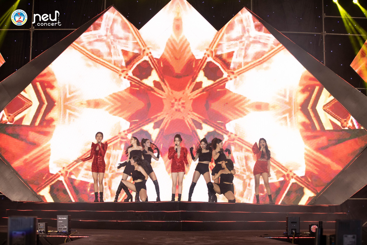 Màn trình diễn cực kỳ thu hút của các sinh viên ĐH Kinh tế Quốc dân. Màn trình diễn cực kỳ thu hút của các sinh viên ĐH Kinh tế Quốc dân.