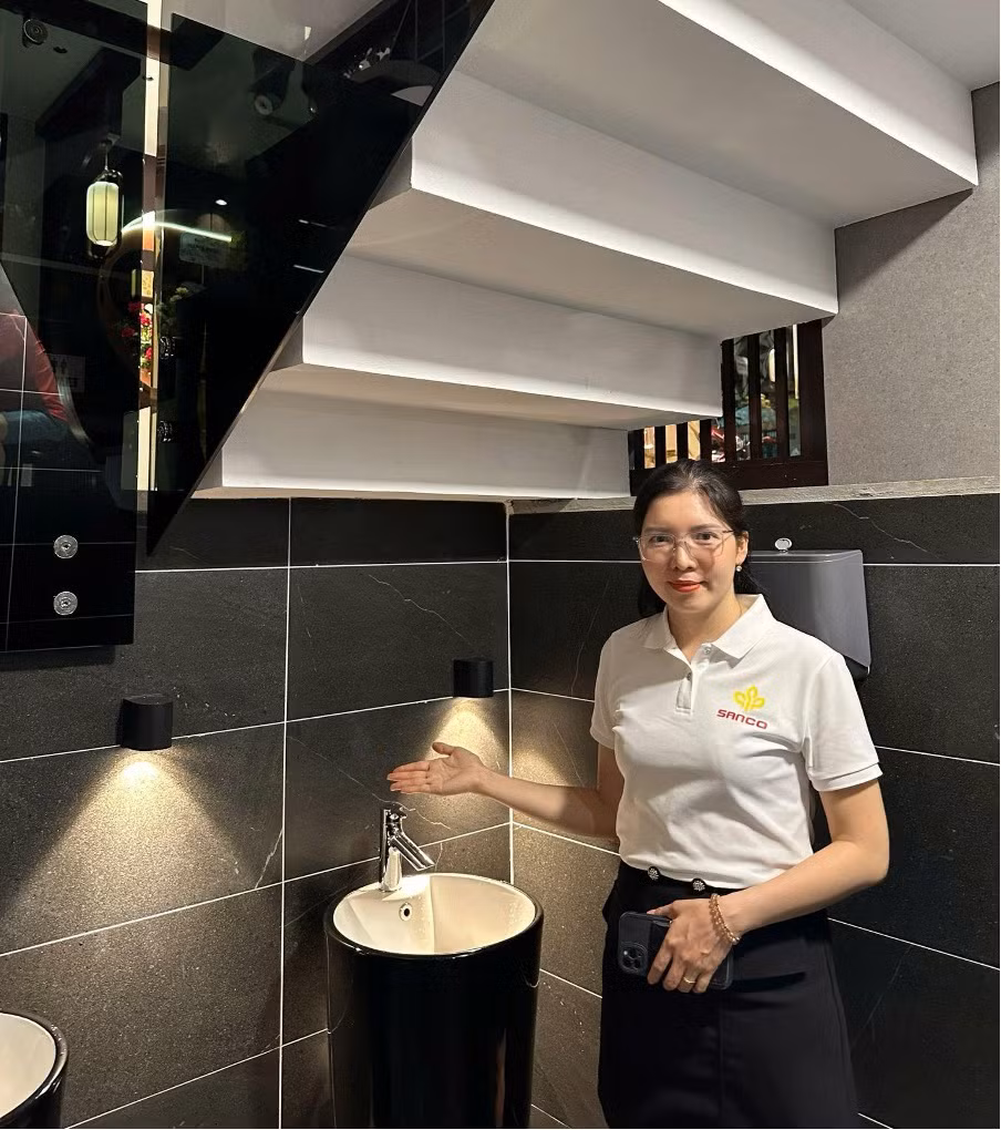 CEO Đỗ Thị Quế tận tâm tư vấn chia sẻ cách lựa chọn sản phẩm phù hợp với không gian sống của khách hàng.