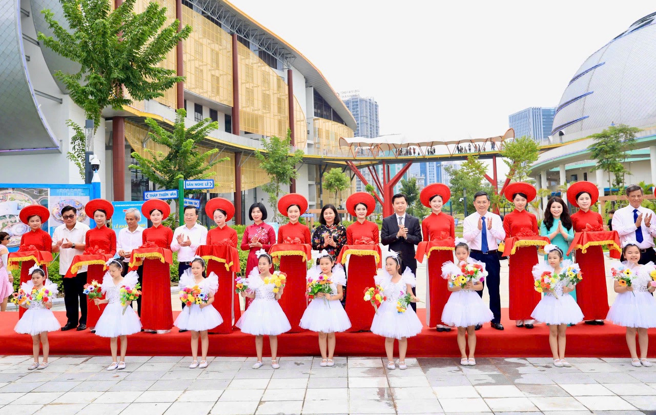 Các đại biểu thực hiện nghi thức cắt băng khánh thành Cung Thiếu nhi và gắn biển công nhận Cung Thiếu nhi là công trình kỷ niệm 70 năm Ngày giải phóng Thủ đô. Các đại biểu thực hiện nghi thức cắt băng khánh thành Cung Thiếu nhi và gắn biển công nhận Cung Thiếu nhi là công trình kỷ niệm 70 năm Ngày giải phóng Thủ đô.