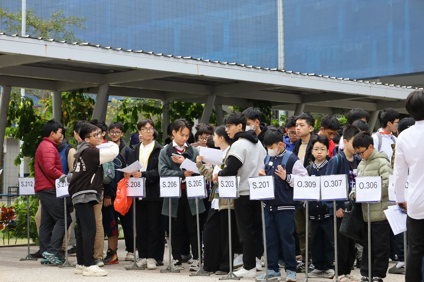 Các phòng thi xếp hàng tham gia buổi khai mạc. Các phòng thi xếp hàng tham gia buổi khai mạc.