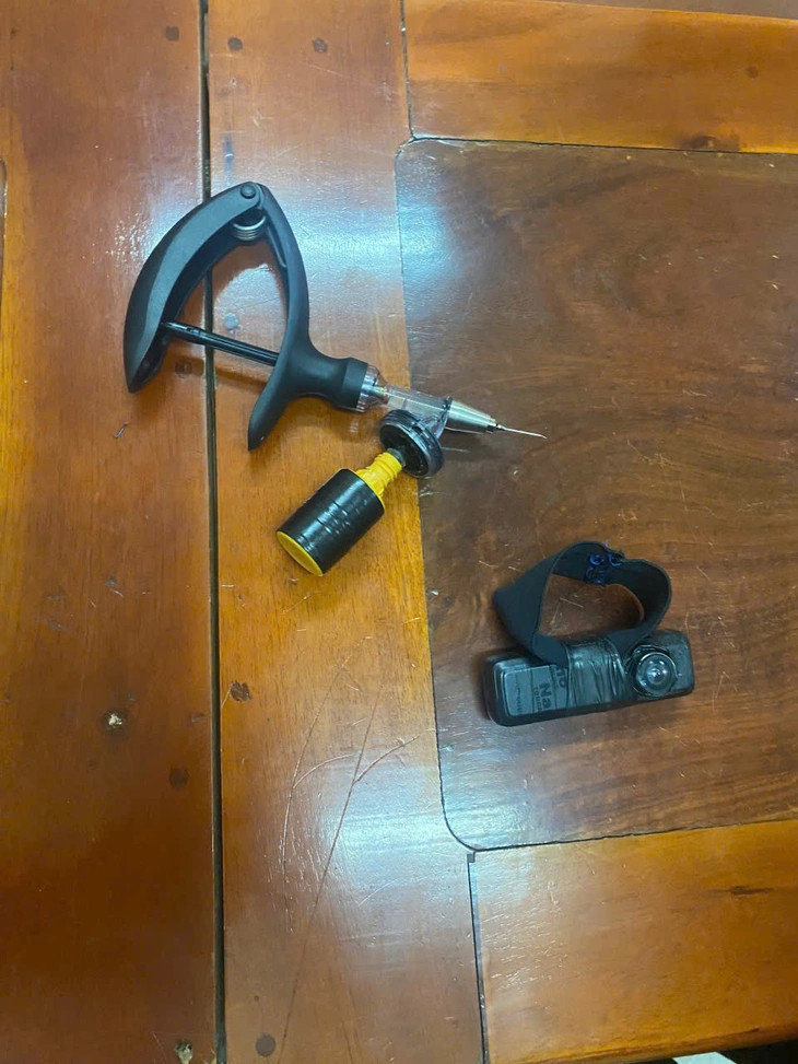 Kim tiêm và camera giấu kín công an thu được.