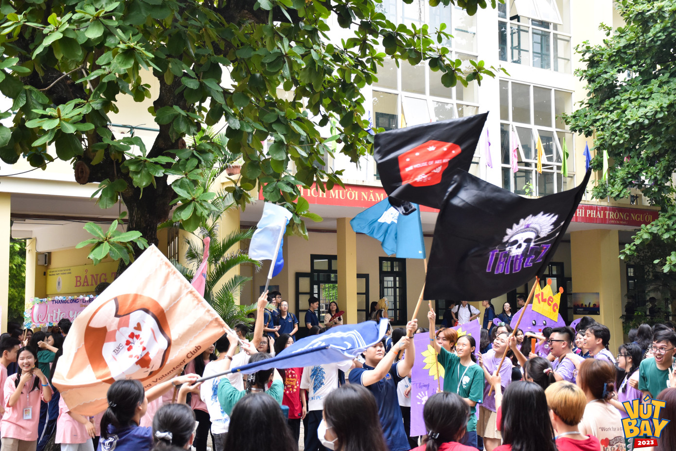 Các CLB “quẩy bung nóc” với những lá cờ mang màu sắc riêng biệt.