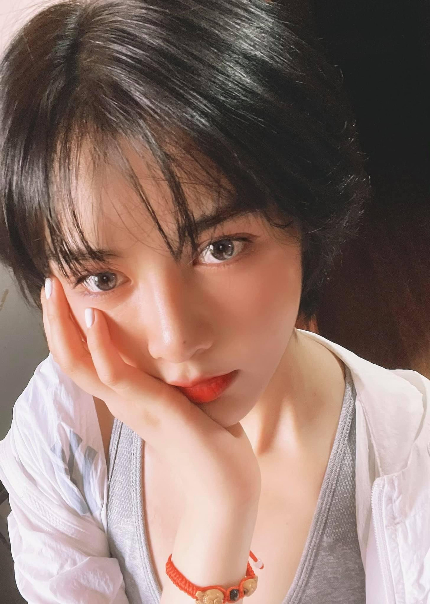 Hồng Diễm sở hữu vẻ đẹp đậm chất nàng thơ.