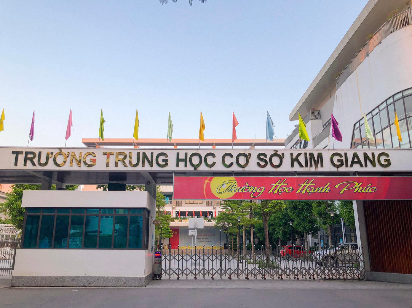 Nhiều phụ huynh lớp 9A4, trường THCS Kim Giang tỏ ra bức xúc vì cho rằng giáo viên "ép" học sinh không thi vào lớp 10.