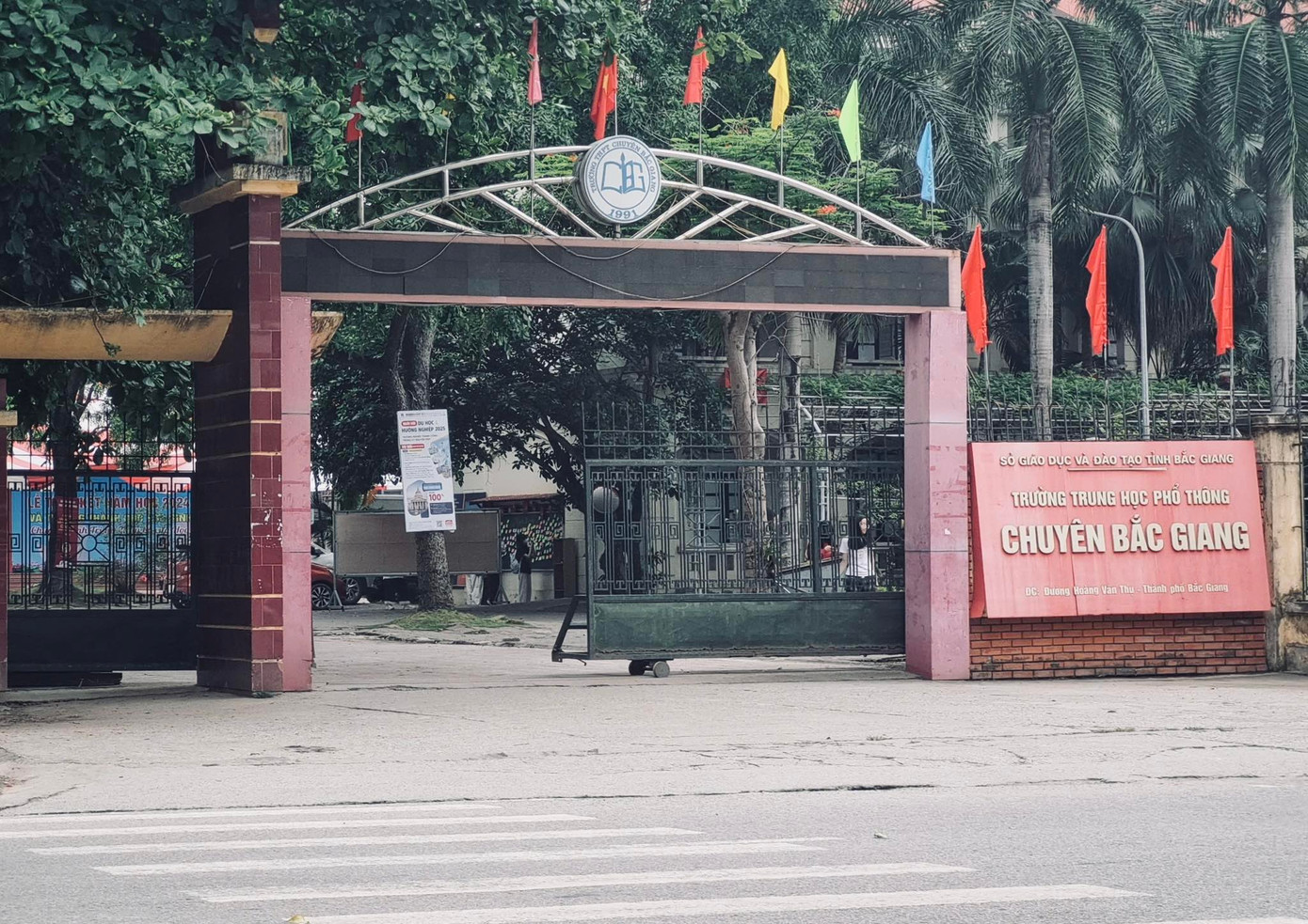 THPT chuyên Bắc Giang không chỉ là tên trường mà còn là biểu tượng gắn bó với bao thế hệ học sinh suốt hơn 30 năm qua. (Ảnh: Fanpage trường) THPT chuyên Bắc Giang không chỉ là tên trường mà còn là biểu tượng gắn bó với bao thế hệ học sinh suốt hơn 30 năm qua. (Ảnh: Fanpage trường)