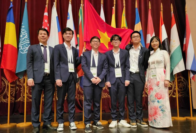 Thầy cô lãnh đội và học sinh Đoàn Việt Nam tại Olympic Sinh học quốc tế 2022.