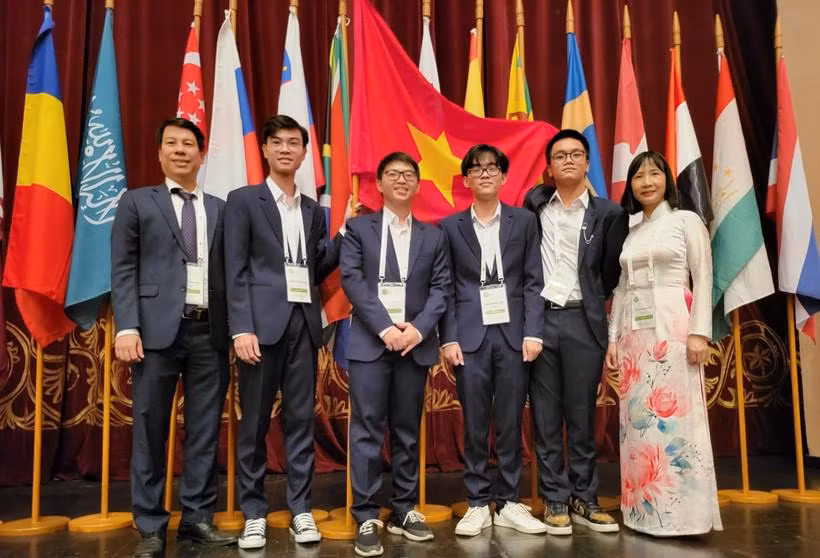 Thầy cô lãnh đội và học sinh Đoàn Việt Nam tại Olympic Sinh học quốc tế 2022.