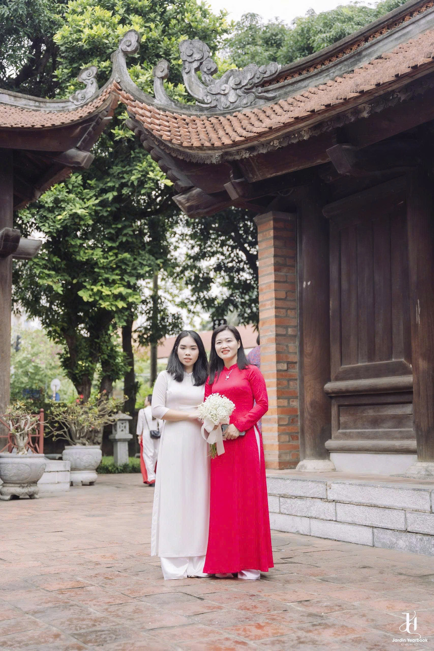 Thúy Nhi và cô Hồng Anh. Thúy Nhi và cô Hồng Anh.