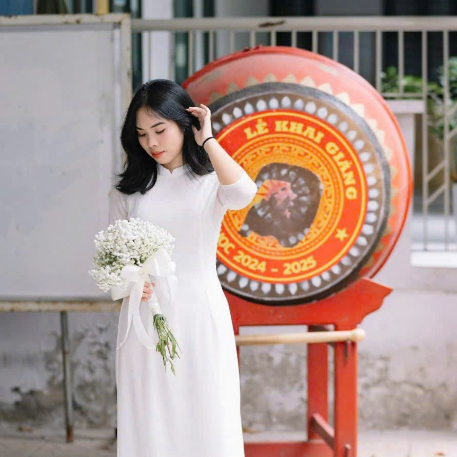 Thường ngày, cô bạn luyện tiếng Nhật thông qua phim ảnh, xem tin tức và làm đề. Thường ngày, cô bạn luyện tiếng Nhật thông qua phim ảnh, xem tin tức và làm đề.