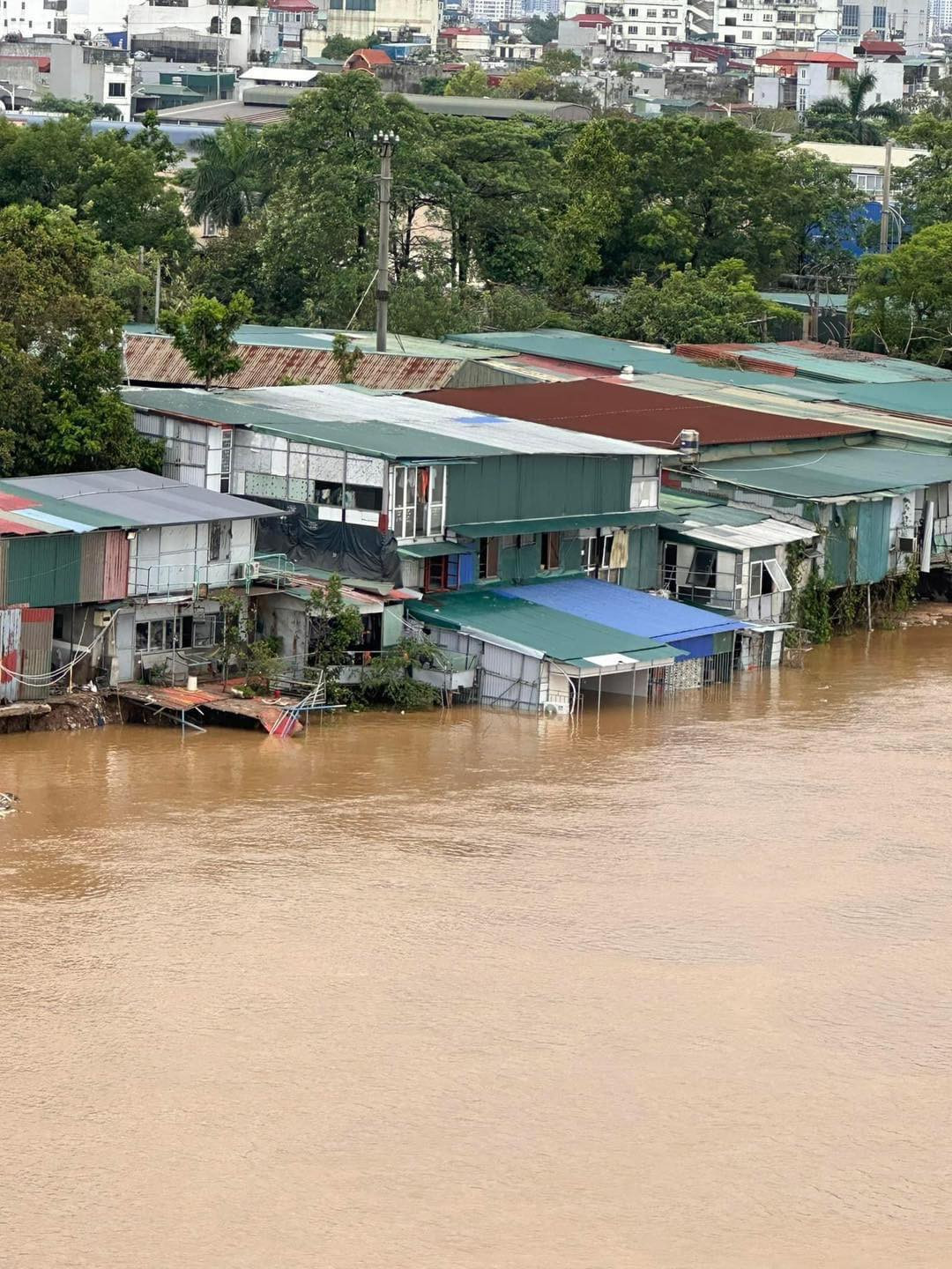 Mực nước sông Hồng đã dâng tới mức báo động. (Ảnh: KSC) Mực nước sông Hồng đã dâng tới mức báo động. (Ảnh: KSC)