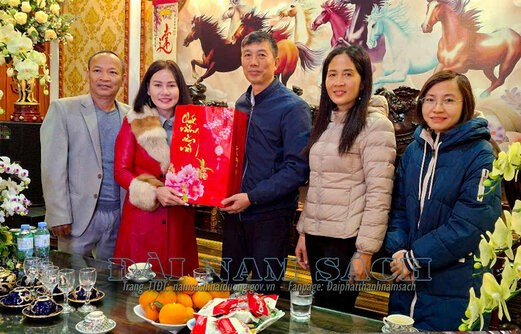 Đại diện lãnh đạo thị trấn Nam Sách biểu dương, khen ngợi hành động dũng cảm của cô Trang. (Ảnh: Cổng TTĐT huyện Nam Sách)