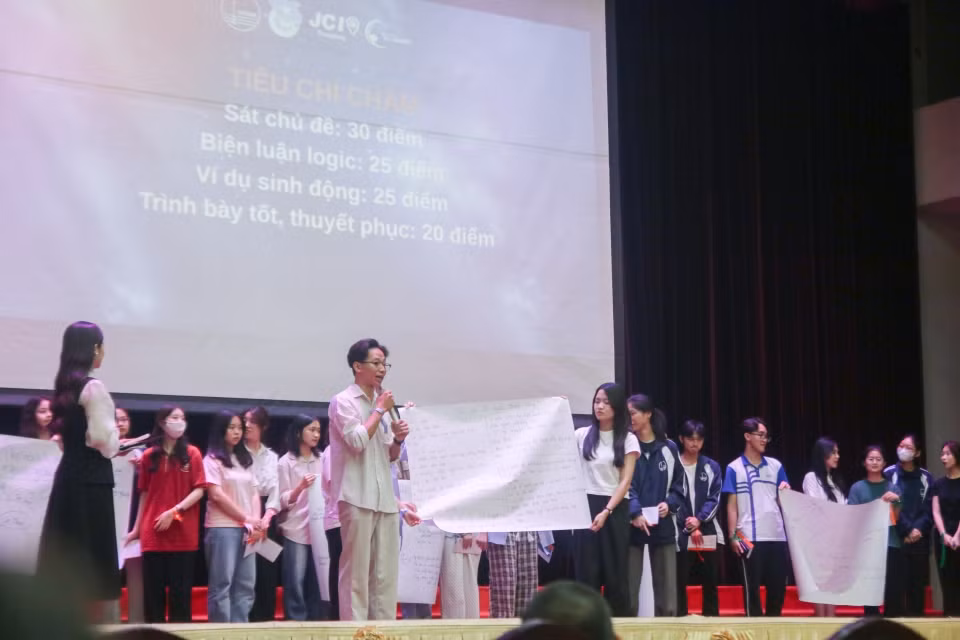 Các nhóm trình bày phần thảo luận sau khi được lắng nghe những chia sẻ của diễn giả.