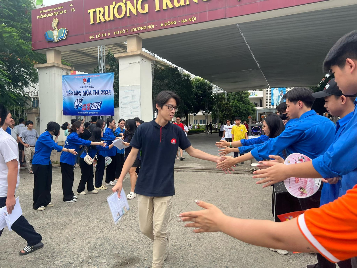 Các thanh niên tình nguyện hỗ trợ, động viên thí sinh tại điểm thi ở quận Hà Đông. (Ảnh: Hiền Vũ) Các thanh niên tình nguyện hỗ trợ, động viên thí sinh tại điểm thi ở quận Hà Đông. (Ảnh: Hiền Vũ)