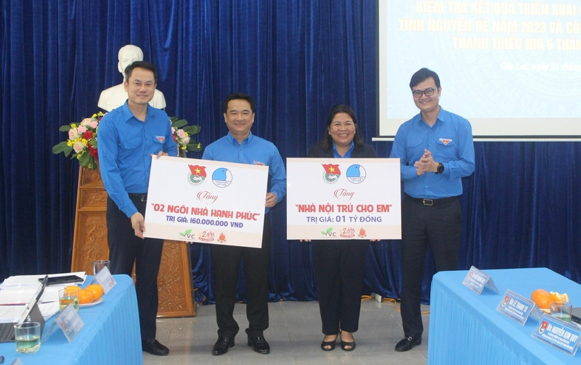 Bí thư thứ nhất T.Ư Đoàn Bùi Quang Huy và Trưởng Ban Đoàn kết tập hợp thanh niên T.Ư Đoàn Nguyễn Kim Quy trao tặng Bảng tượng trưng các công trình hỗ trợ của Trung ương Đoàn cho Tỉnh đoàn Gia Lai.