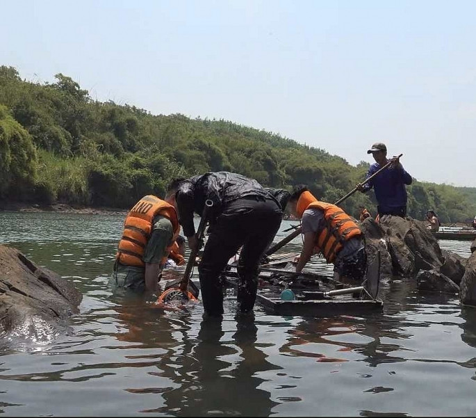 Lực lượng chức năng tìm kiếm 3 nữ sinh bị nước cuốn trôi. (Ảnh: V.D) Lực lượng chức năng tìm kiếm 3 nữ sinh bị nước cuốn trôi. (Ảnh: V.D)