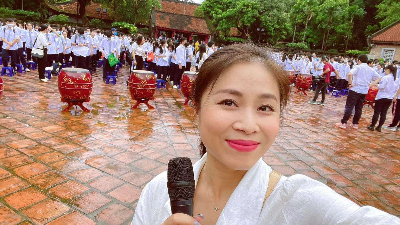 MC Hoàng Linh tại điểm cầu Văn Miếu - Quốc Tử Giám. (Ảnh: FBNV) MC Hoàng Linh tại điểm cầu Văn Miếu - Quốc Tử Giám. (Ảnh: FBNV)