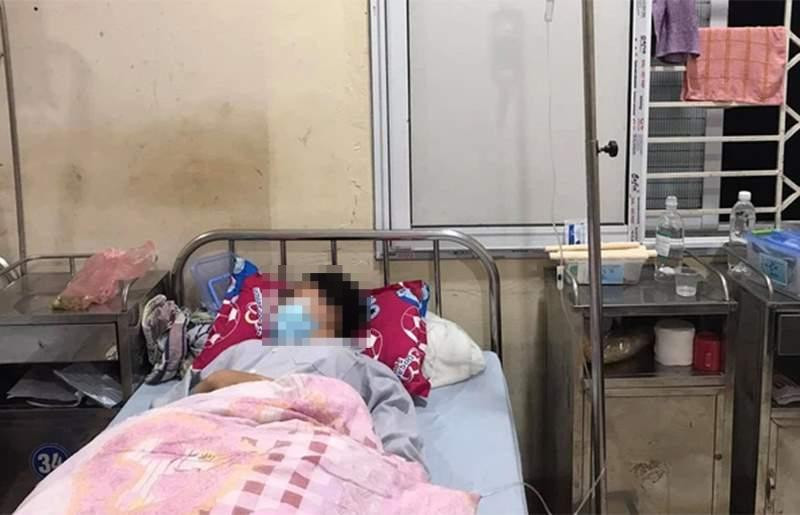 Nữ sinh T. đang được điêu trị tại Trung tâm Y tế huyện Thanh Thuỷ. (Ảnh gia đình cung cấp cho báo chí)