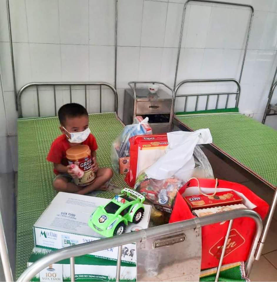 Bức hình chụp bé Nghĩa trong khu cách ly. (Ảnh: N.Q)