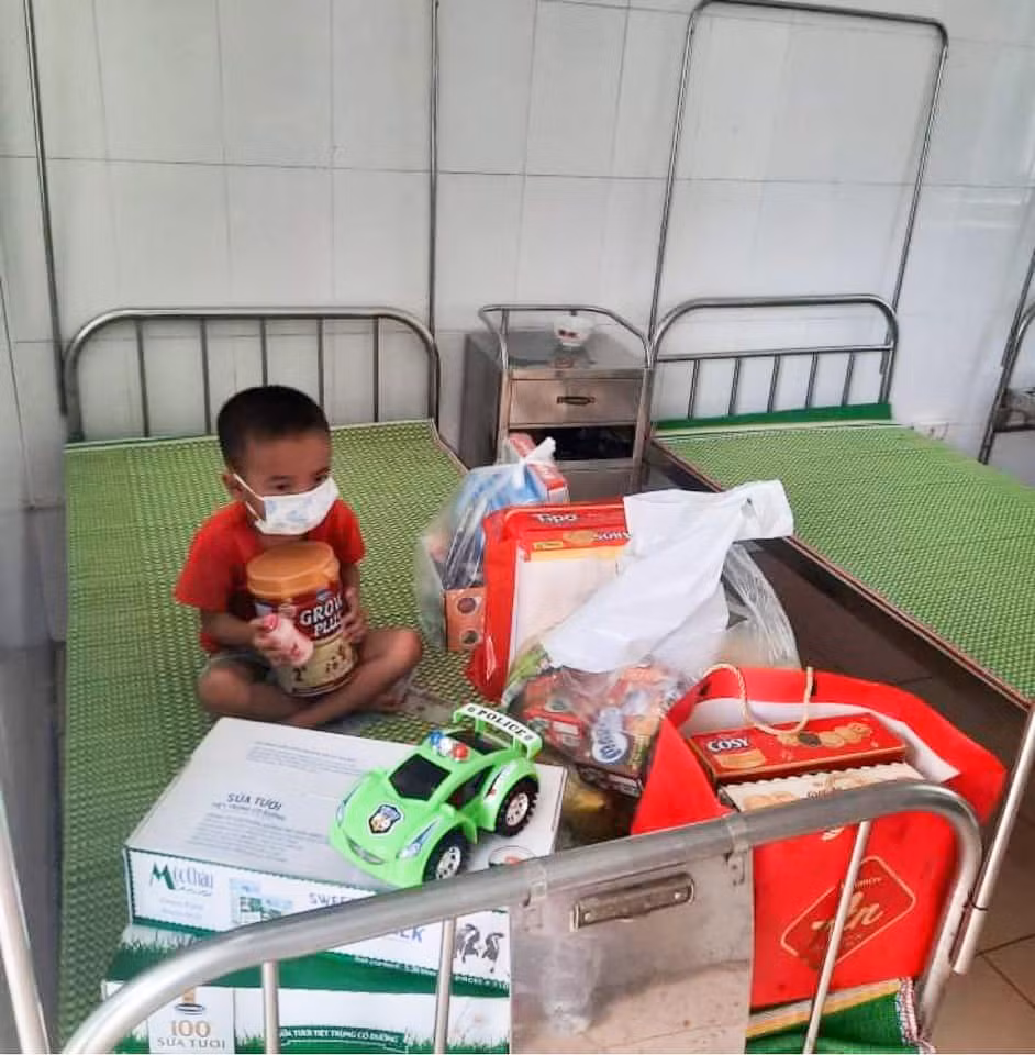 Bức hình chụp bé Nghĩa trong khu cách ly. (Ảnh: N.Q)