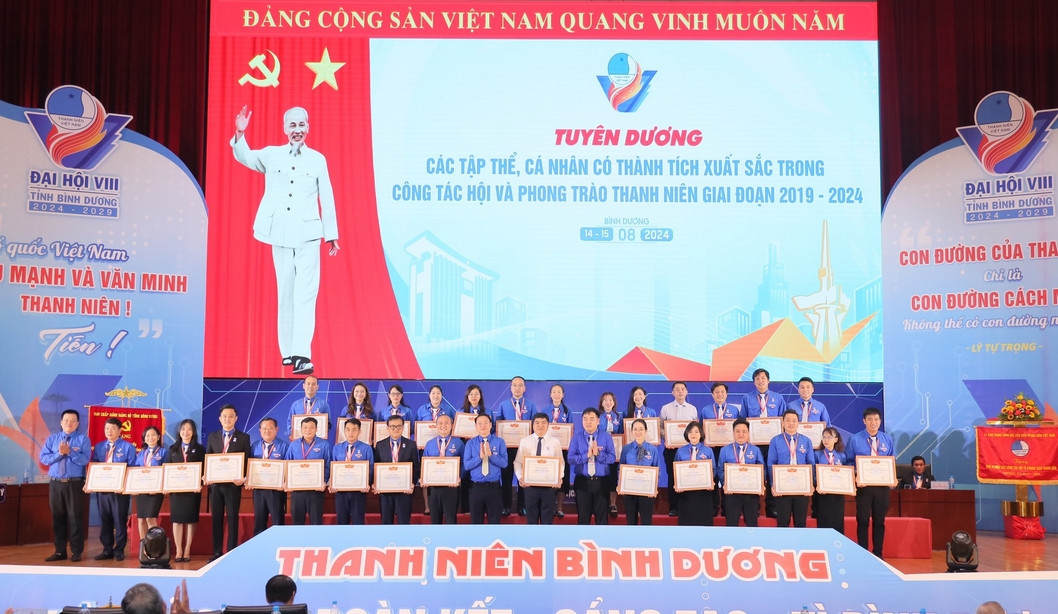 Trao Bằng khen cho 9 tập thể và 24 cá nhân có thành tích xuất sắc trong công tác Hội và phong trào thanh niên nhiệm kỳ 2019 - 2024.
