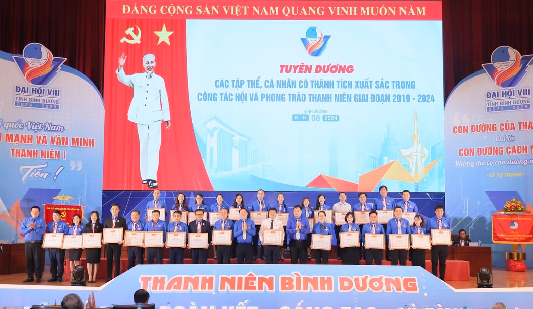 Trao Bằng khen cho 9 tập thể và 24 cá nhân có thành tích xuất sắc trong công tác Hội và phong trào thanh niên nhiệm kỳ 2019 - 2024.