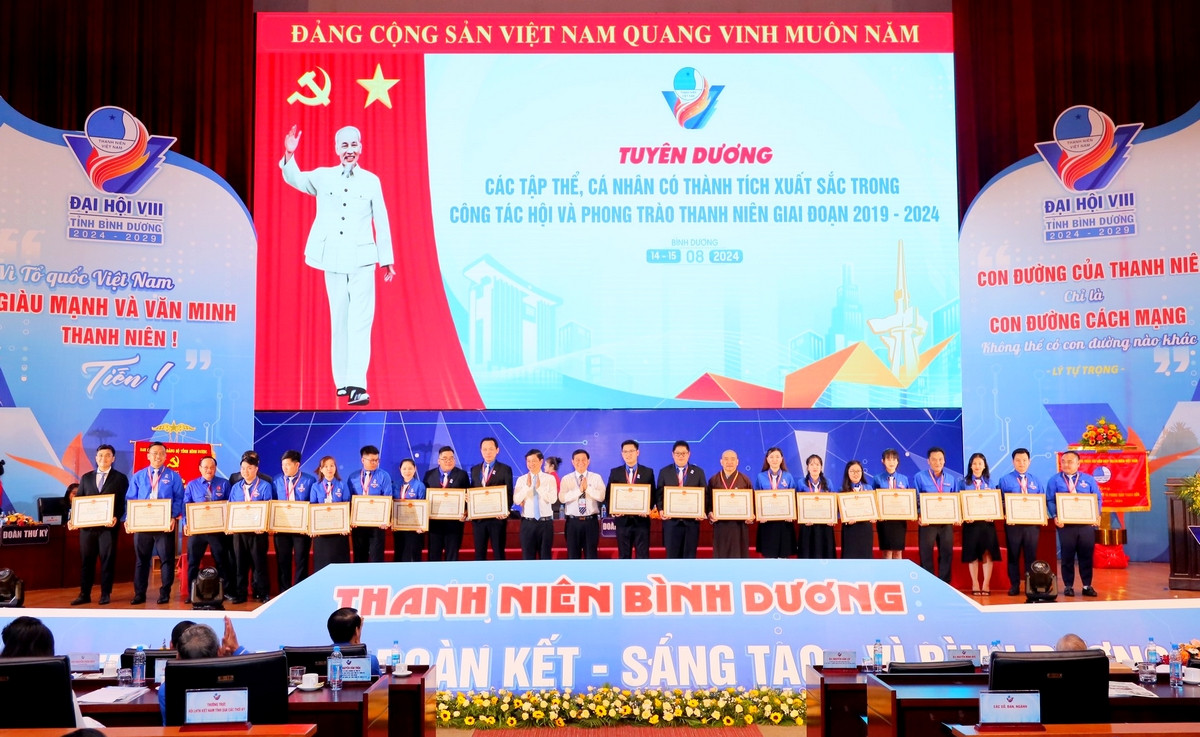 UBND tỉnh trao bằng khen cho các tập thể và cá nhân có thành tích xuất sắc trong công tác Hội và phong trào thanh niên nhiệm kỳ 2019 - 2024.